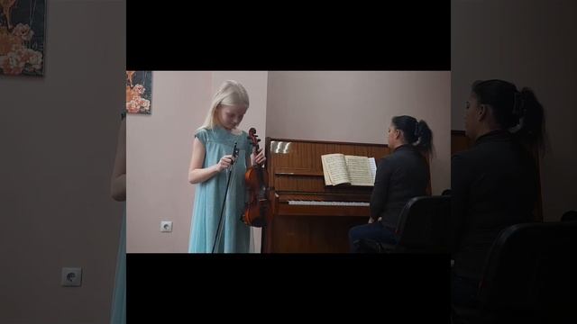 1. "Менуэт" Гайдн. 2. А.Гречанинов "Заинька потанцуй". Богомолова Виктория, 9 лет. смотреть онлайн