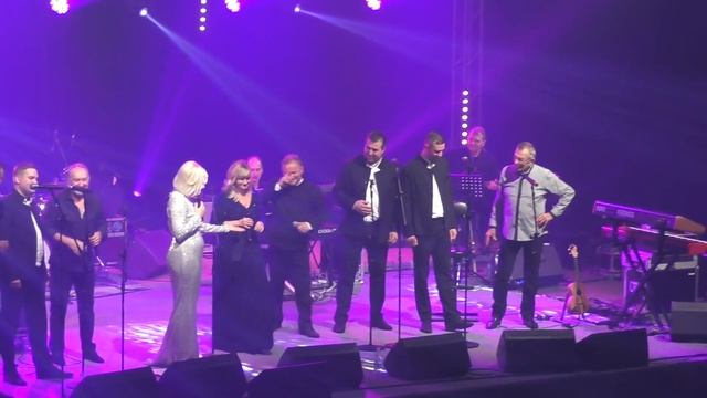 NOVI FOSILI - KLAPA SKALA - DARJA GAJŠEK - NE BUDI ME MATI (live - Novo Mesto 4.11.2018) смотреть онлайн