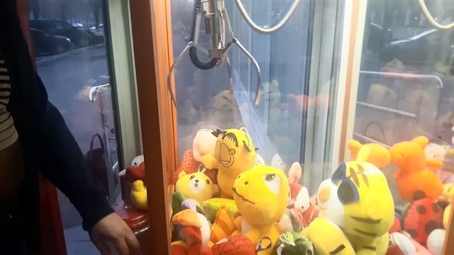 Надо всего лишь ВОВРЕМЯ НАЖАТЬ / ИГРАЕМ в АВТОМАТ С ИГРУШКАМИ ХВАТАЙКА и проверяем ЛАЙФХАКИ смотреть онлайн