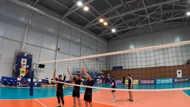 ВОЛЕЙБОЛИСТОВ-ЛЮБИТЕЛЕЙ ПУСТИЛИ ПОИГРАТЬ В ПРОФЕССИОНАЛЬНЫЙ ЗАЛ | VOLLEYBALL POV смотреть онлайн