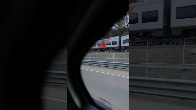 Электропоезд (поезд дальнего следования) ласточка следует из Сочи в Роза Хутор. смотреть онлайн