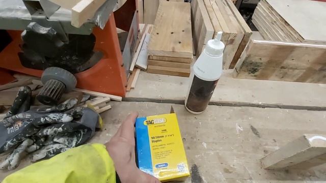 Бюджетная пасека. Изготовление очень простой ловушки для пчел!!! Часть 1. смотреть онлайн