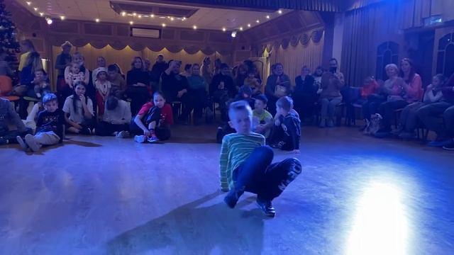 Брейк Ёлка ?Даниил vs Саня смотреть онлайн