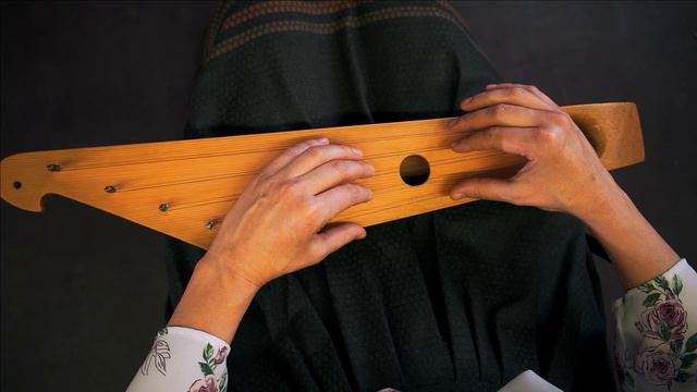 Учимся играть на кантеле. Урок 11: наигрыш "Kellonsoitto", пятиструнное кантеле смотреть онлайн