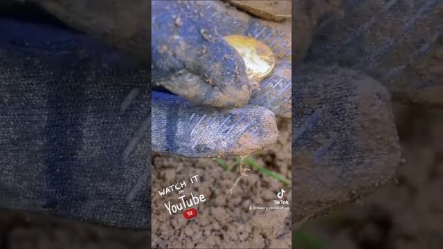 ITS A GOLD COIN!! #metaldetecting #treasure #gold смотреть онлайн