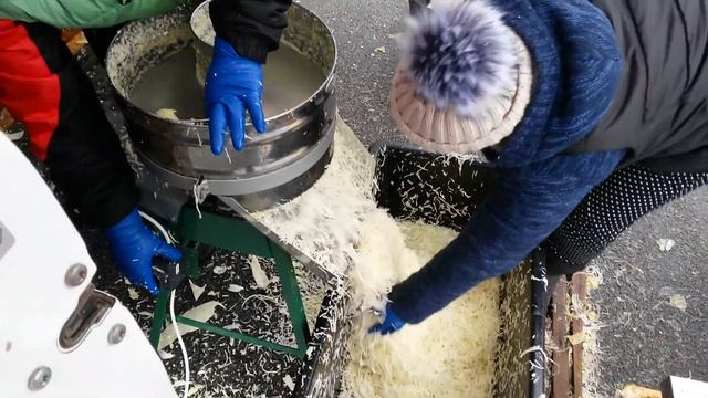 На ярмарке шинкуют капусту. 6 кг = 45 грн смотреть онлайн