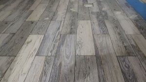 Душевой поддон из керамогранита в деревянном доме