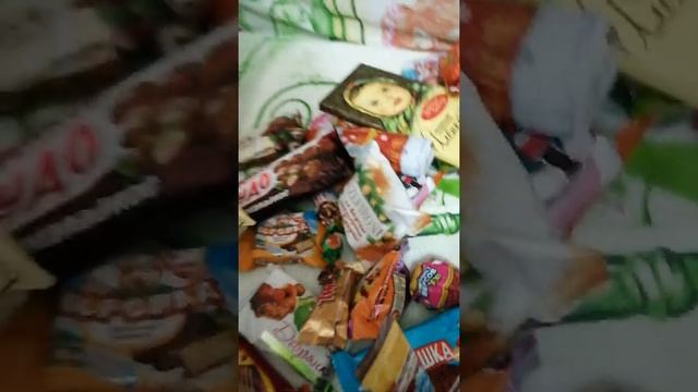 Разбираю сладости. Большой подарок. Открываю киндер. смотреть онлайн