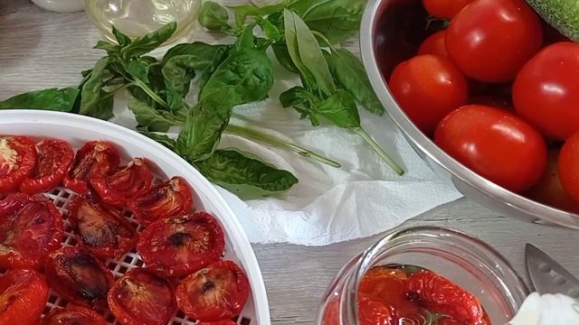 Вяленые томаты в масле с базиликом и чесноком ? смотреть онлайн