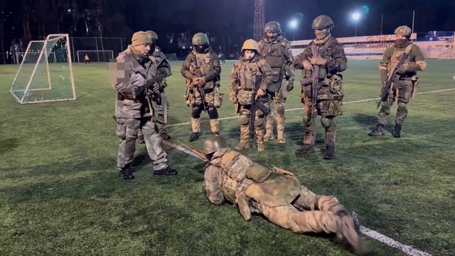 Игорь Зорин на базе у Бати Терминатора. Обращение с автоматом. смотреть онлайн