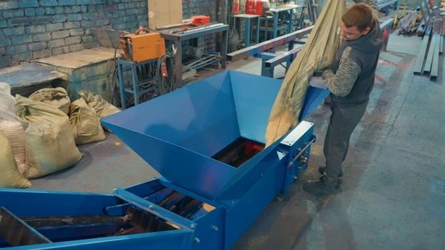 Конвейер скребковый Z-образный для щепы и опилок | Тест с материалом смотреть онлайн