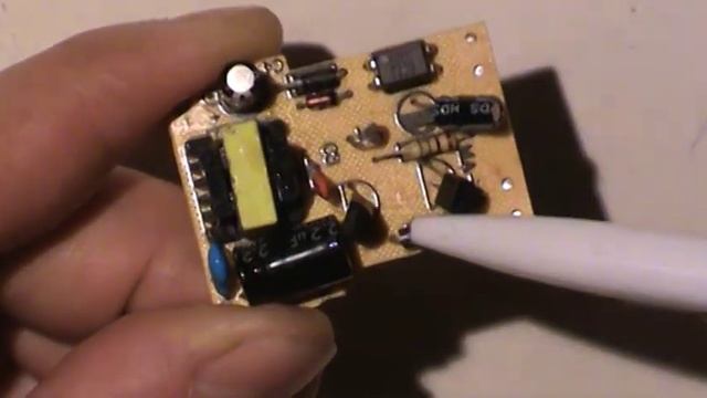 Сетевой адаптер Samsung ETAOU10EBE - простой импульсный блок питания на двух транзисторах смотреть онлайн
