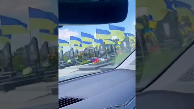 Кладбища на Украине становятся все больше. смотреть онлайн
