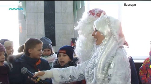 Дед Мороз приехал на железнодорожный вокзал в Барнауле смотреть онлайн