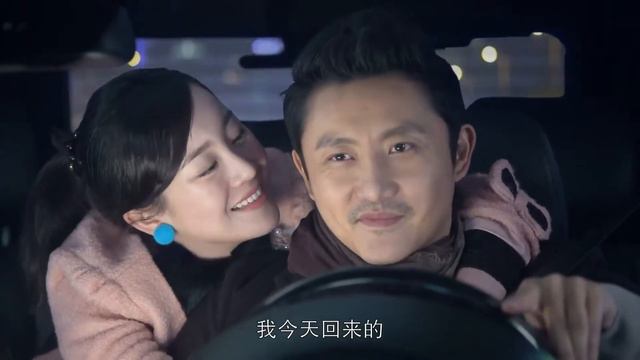 中年男人桃花運太旺盛，年輕女孩車內忍不住熱吻 смотреть онлайн