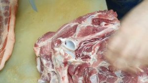 Обвалочный нож в работе по мясу.