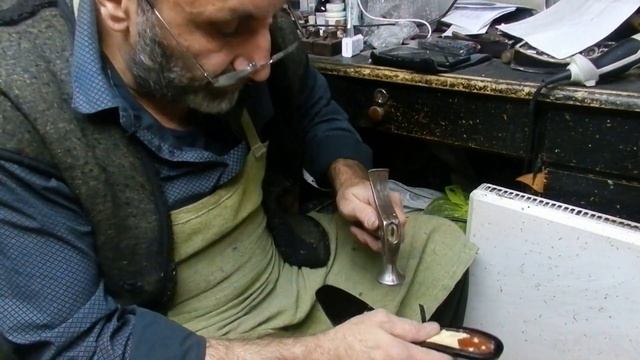 Замена искусственного материала на натуральный в женских туфлях.