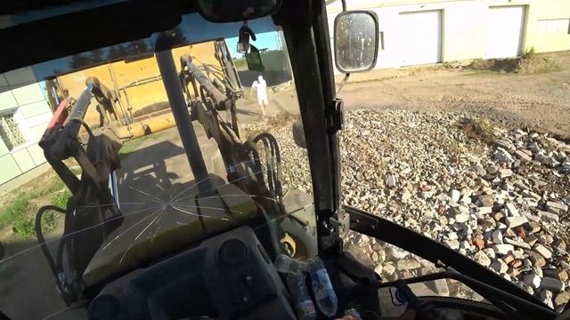 Парковка, режем грунт, планируем бой + ремонт колеса погрузчика на трассе Cat 428 ep16 смотреть онлайн