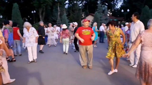 ЗА ЧЕТЫРЕ МОРЯ! СЧАСТЛИВЫЕ МОМЕНТЫ ИЗ ПАРКА ГОРЬКОГО ХАРЬКОВ ТАНЦЫ смотреть онлайн