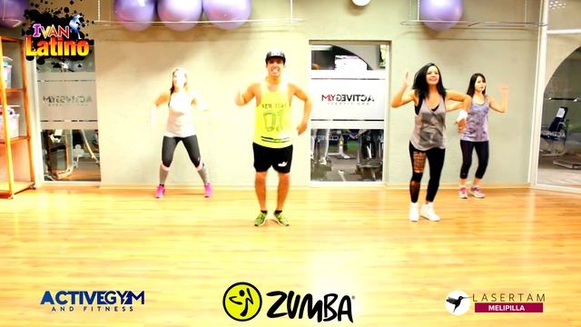 AZUKITA - ZUMBA para PIERNAS y GLÚTEOS смотреть онлайн