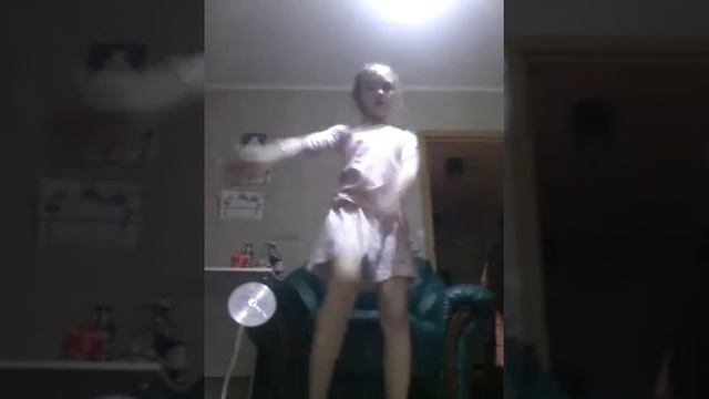 Маша танцует.Под песню Деспасито. смотреть онлайн