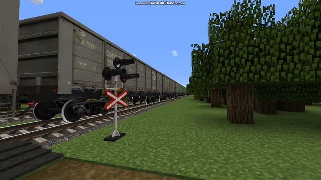 М62 проезжает через лесной переезд смотреть онлайн