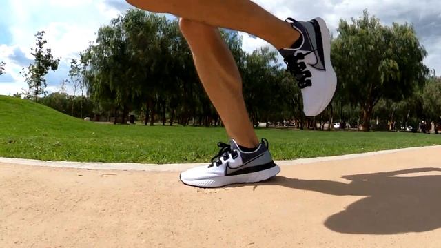 NIKE REACT INFINITY - RESEÑA / REVIEW смотреть онлайн