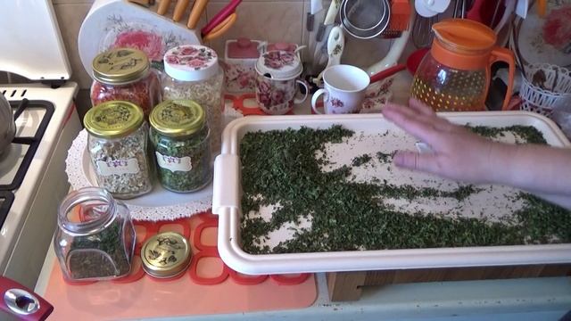 Сушим коренья и зелень для ароматного бульона. смотреть онлайн