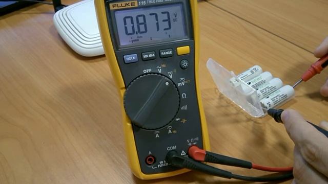 Мультиметр Fluke 115. Часть 2. Проверка аккумуляторов типа АА смотреть онлайн