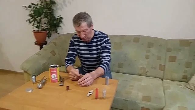 Простейший способ закрутки патронов звездочкой.