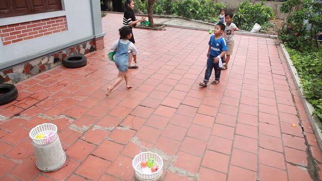 Kids go to School Learn | Kids Play Get the dinosaur eggs with spoon Team Building Childrens смотреть онлайн