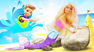 Куклы Барби играют в мяч в бассейне! Весёлые видео про игры для детей