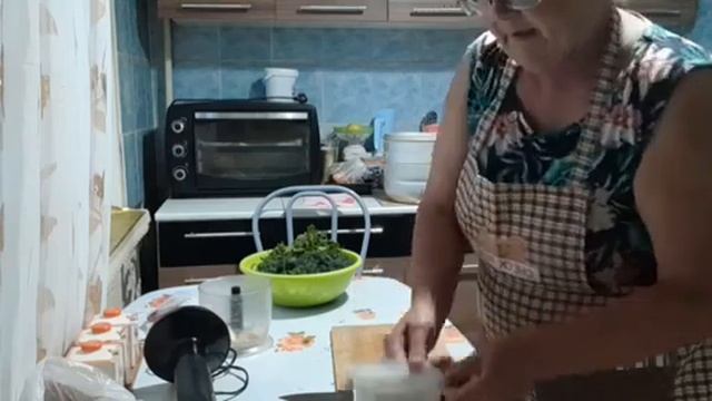 Делаю на зиму соус из зелени//Погода поменялась,пошли дожди... смотреть онлайн