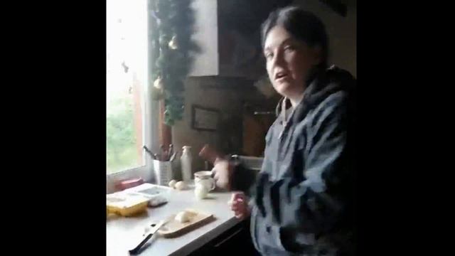 Как резать лук и не проливать слёзы смотреть онлайн