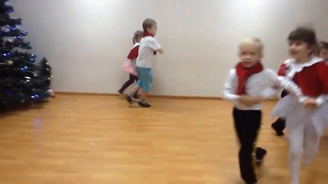 Новогодний танец Романа и его друзей смотреть онлайн