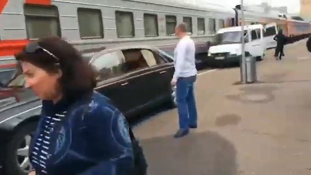 Пугачева прокатилась по перрону Рижского вокзала на Maybach к собственному вагону поезда смотреть онлайн