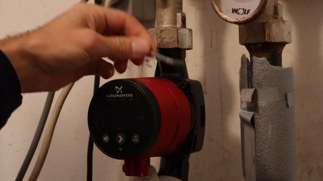 Grundfos Alpha2 Pumpe Startet Nicht / Umwälzpumpe Sitzt Fest & Tickt / Klackt - Pumpe Reparieren