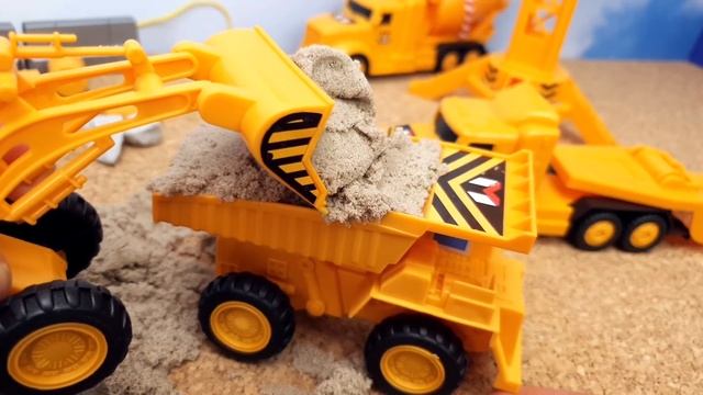 Видео с машинками СПЕЦТЕХНИКА В ПЕСКЕ Видео для детей Самосвал Бетономешалка Погрузчик смотреть онлайн