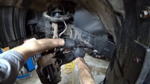 LC Прадо 150. Вытаскиваем заклинивший поршень с суппорта.