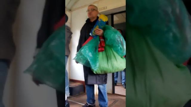 Продавец в электричке с оригинальной дикцией смотреть онлайн
