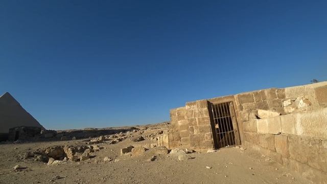 ПРОНИК в пирамиды Гизы. Гробница фараона полная мусора. Египет 2021 смотреть онлайн