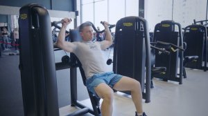 Вертикальный жим сидя в тренажере