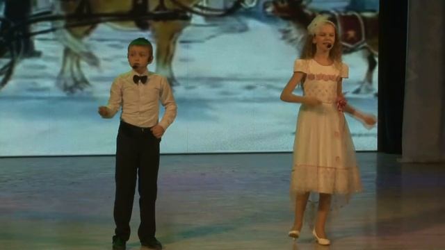 Юра Атанасов (9 лет) и Надя Ганус (12 лет) из Атырау - песня про Рождество - Яркая звездочка смотреть онлайн