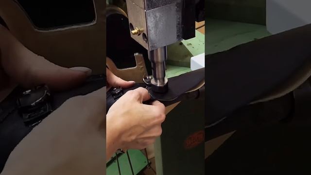 Шьём туфли-монки в сочетании кожа-замша | KRAI смотреть онлайн