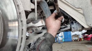 Как проверить тяги рулевой рейки автомобиля на износ...