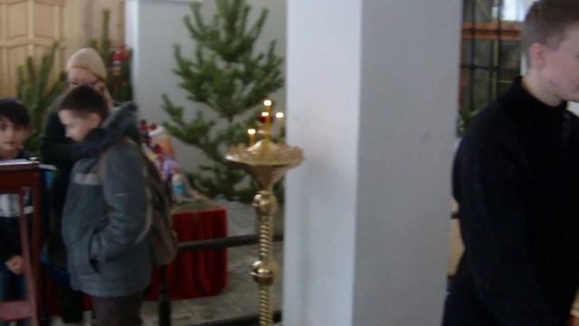 Раздача воды на Крещение с молитвой смотреть онлайн