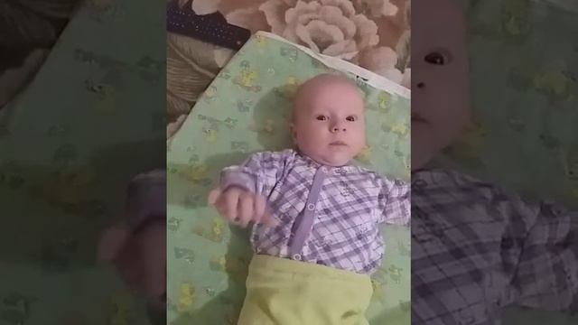 ребёнок какает