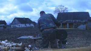 Реечный дровокол в работе