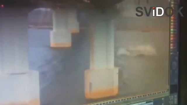 Фура падает с моста смотреть онлайн