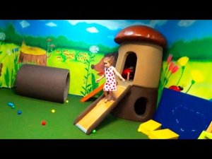 Дети играют на детской площадке Indoor Playground Funny video